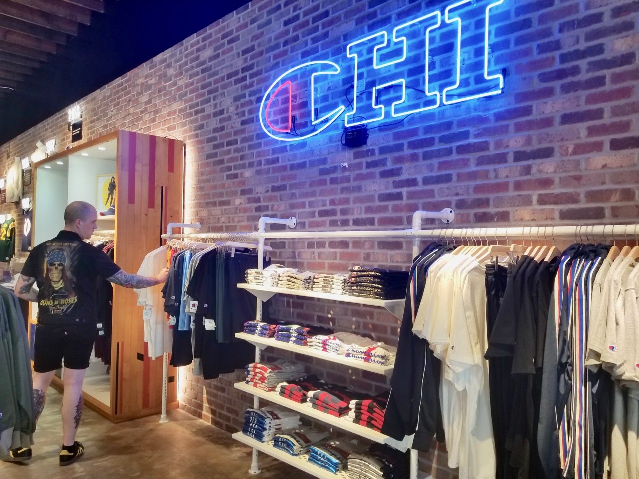 Hollywood ignorere frugthave Look Inside Champion's New Wicker Park Store