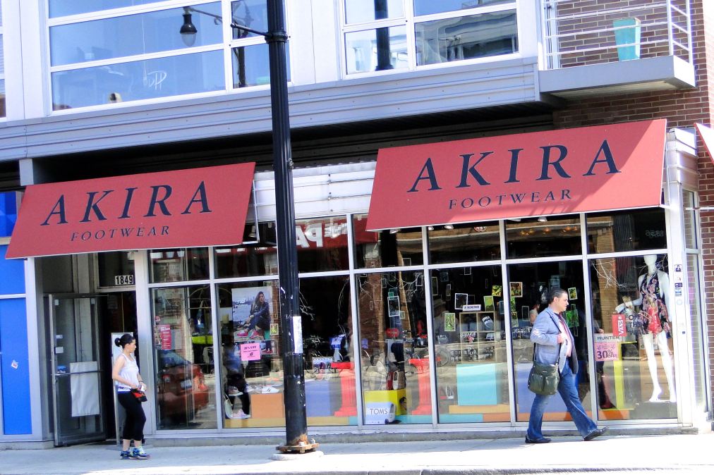 Wicker Park Akira Robbed When Group Pepper Sprays 2 Employees Runs Out