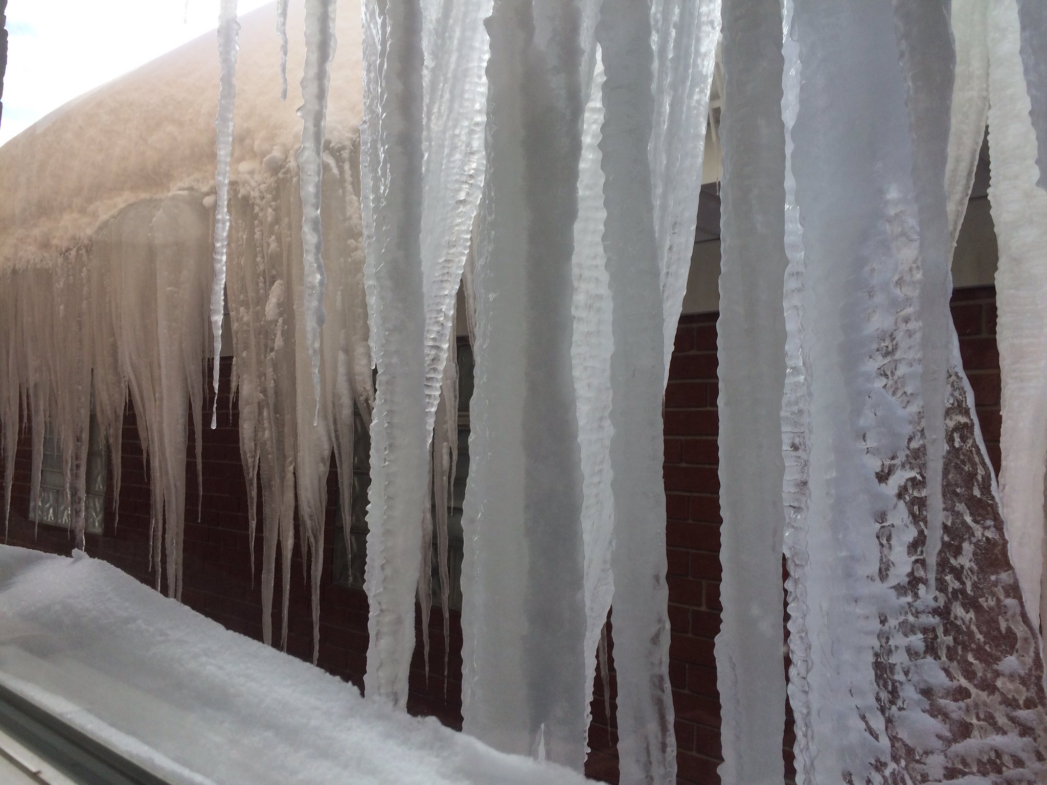 Huge Icicles, Heavy Snow Or Ice Dams On Your Roof? Here's What Experts ...