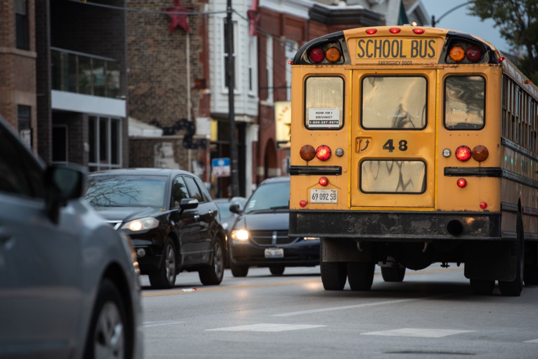 芝加哥缩短多数残障学生的公交路线，其他人等待服务。