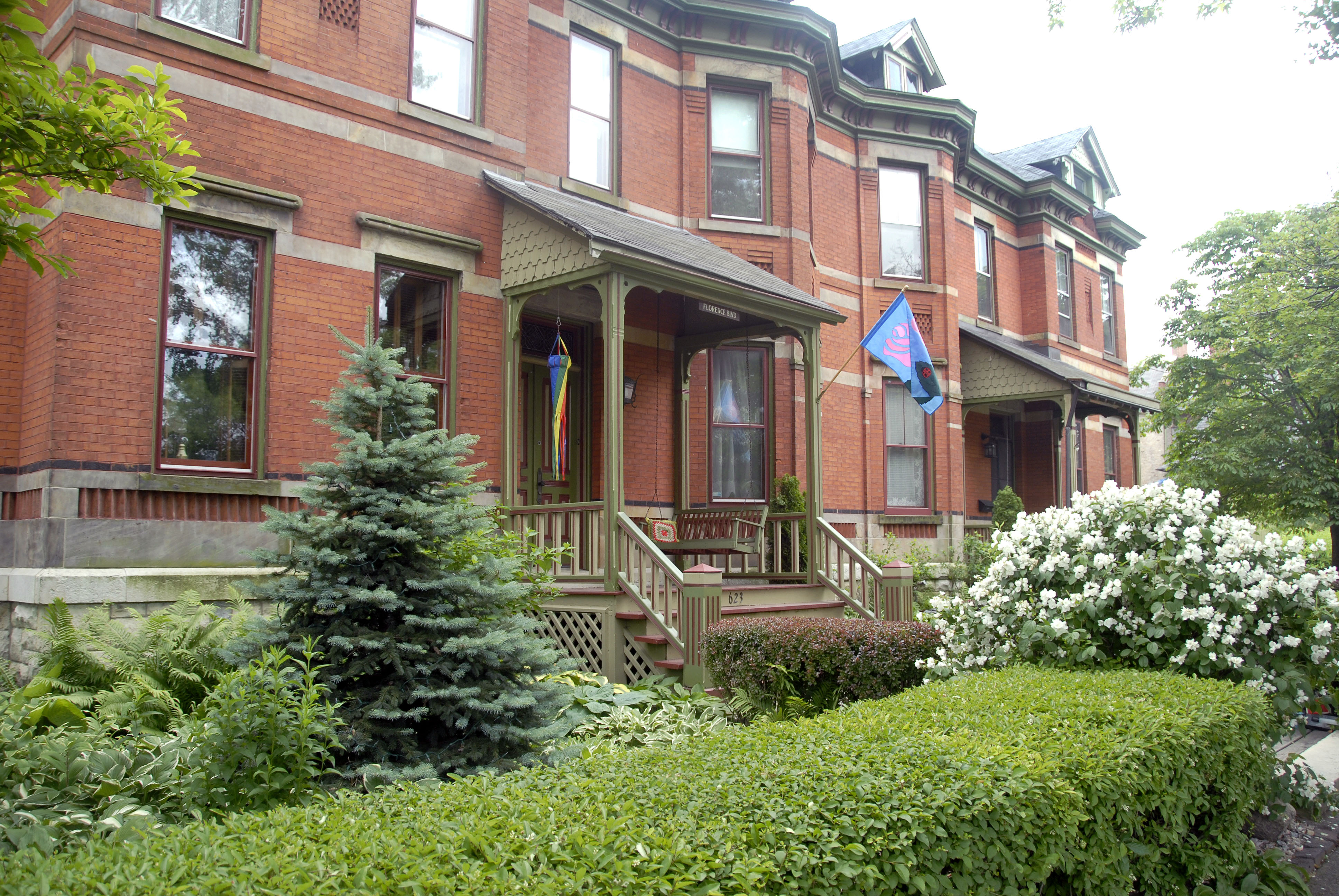 Tour Pullman's Greenest, Most Colorful Yards At Annual Historical
