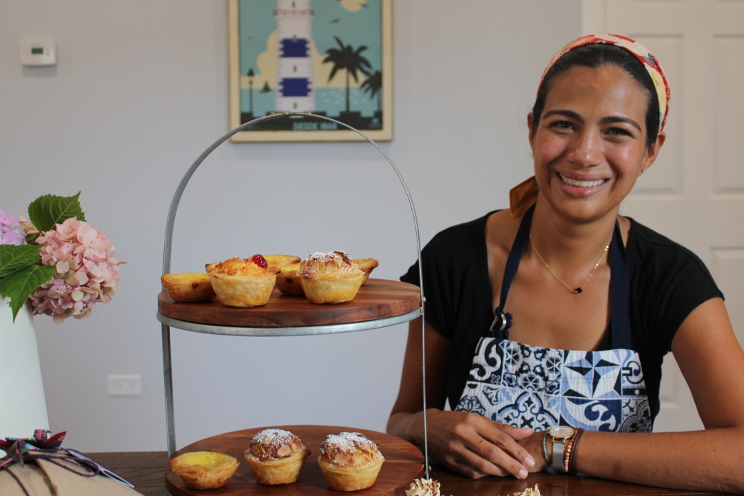 Uma confeiteira está de olho em uma loja de tijolo e argamassa