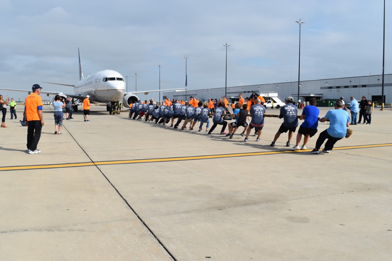 People Will Try To Pull 90Ton Airplane During United Airlines