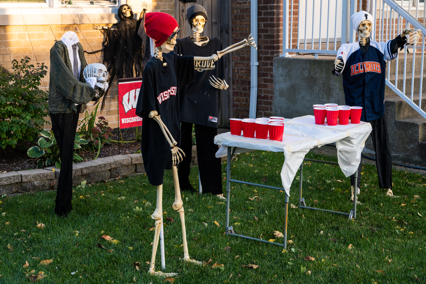 Haunted Chicago Here S Some Of Our Favorite Neighborhood Halloween   101922 HALLOWEEN Decor 6047 N Pulaski Rd Colin Boyle 3299 