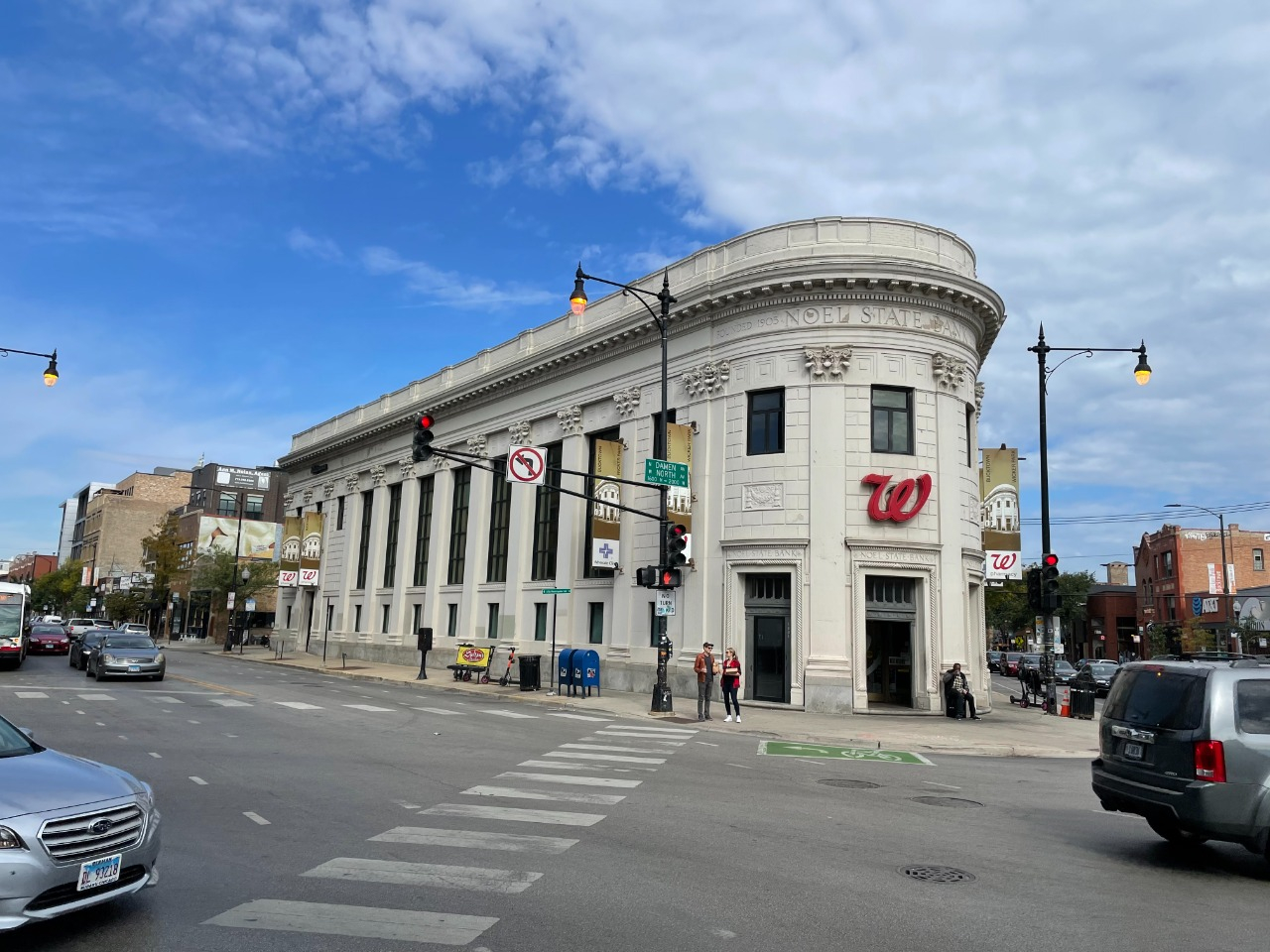 is-walgreens-closing-its-flagship-wicker-park-store-inside-old-bank