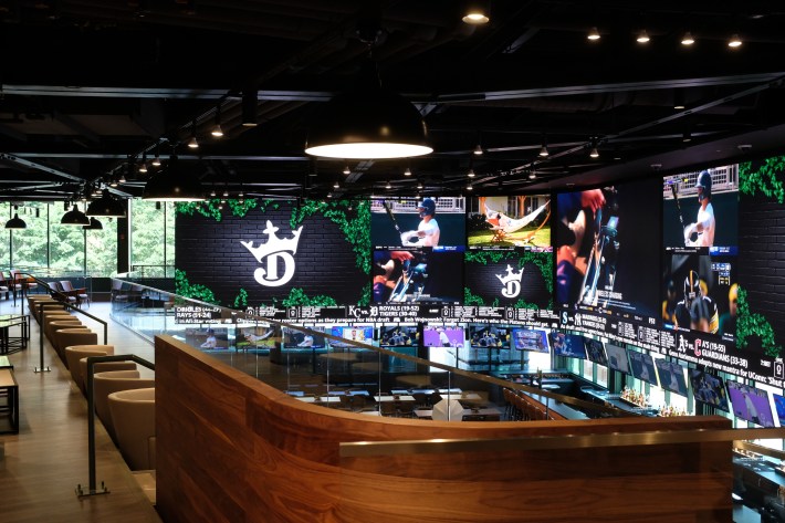 New DraftKings Sportsbook restaurant, bar, sports betting facility  connected to Wrigley Field opening soon - ABC7 Chicago