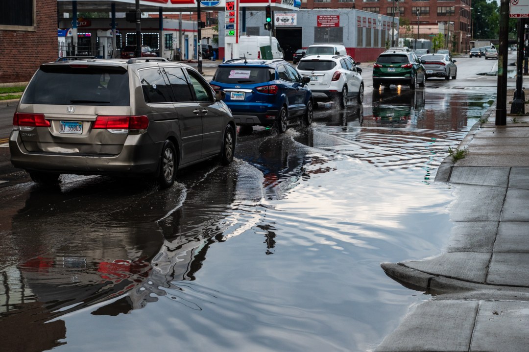 以下是芝加哥居民申请创纪录夏季暴雨洪灾援助的更多途径