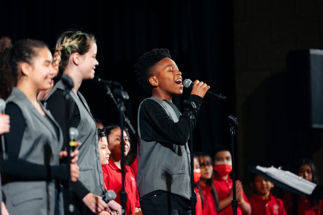 芝加哥的孩子可以开始报名参加社区课后合唱团了