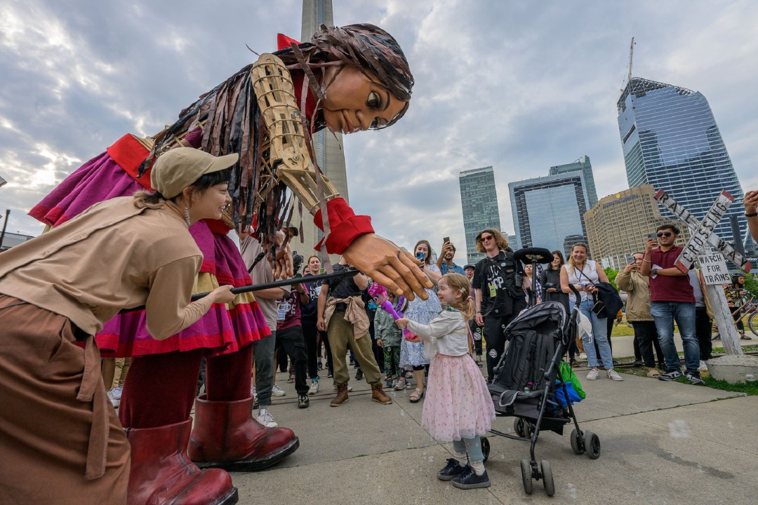 “小阿玛”，一个12英尺高的叙利亚难民女孩巨型木偶，将于周四开始访问芝加哥